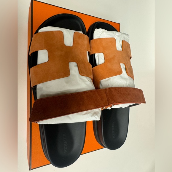 Hermes Chypre Sandals in Suede in colour Rose Bois de Santal/Rouge de Turin - Picture 3 of 5